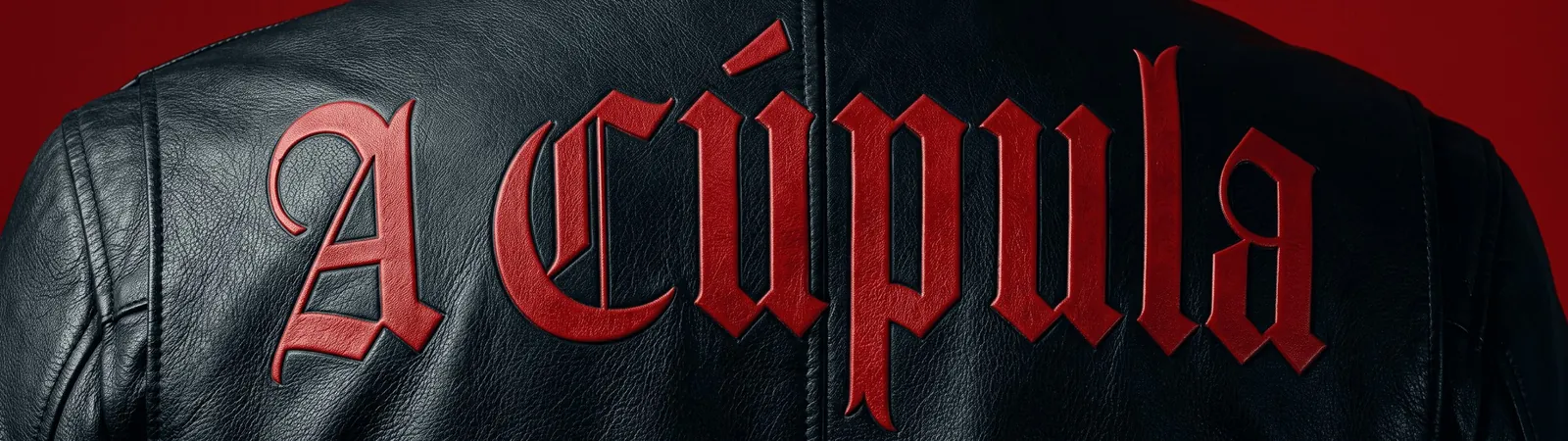Wordmark da A Cúpula bordado em vermelho nas costas de uma jaqueta de couro preta