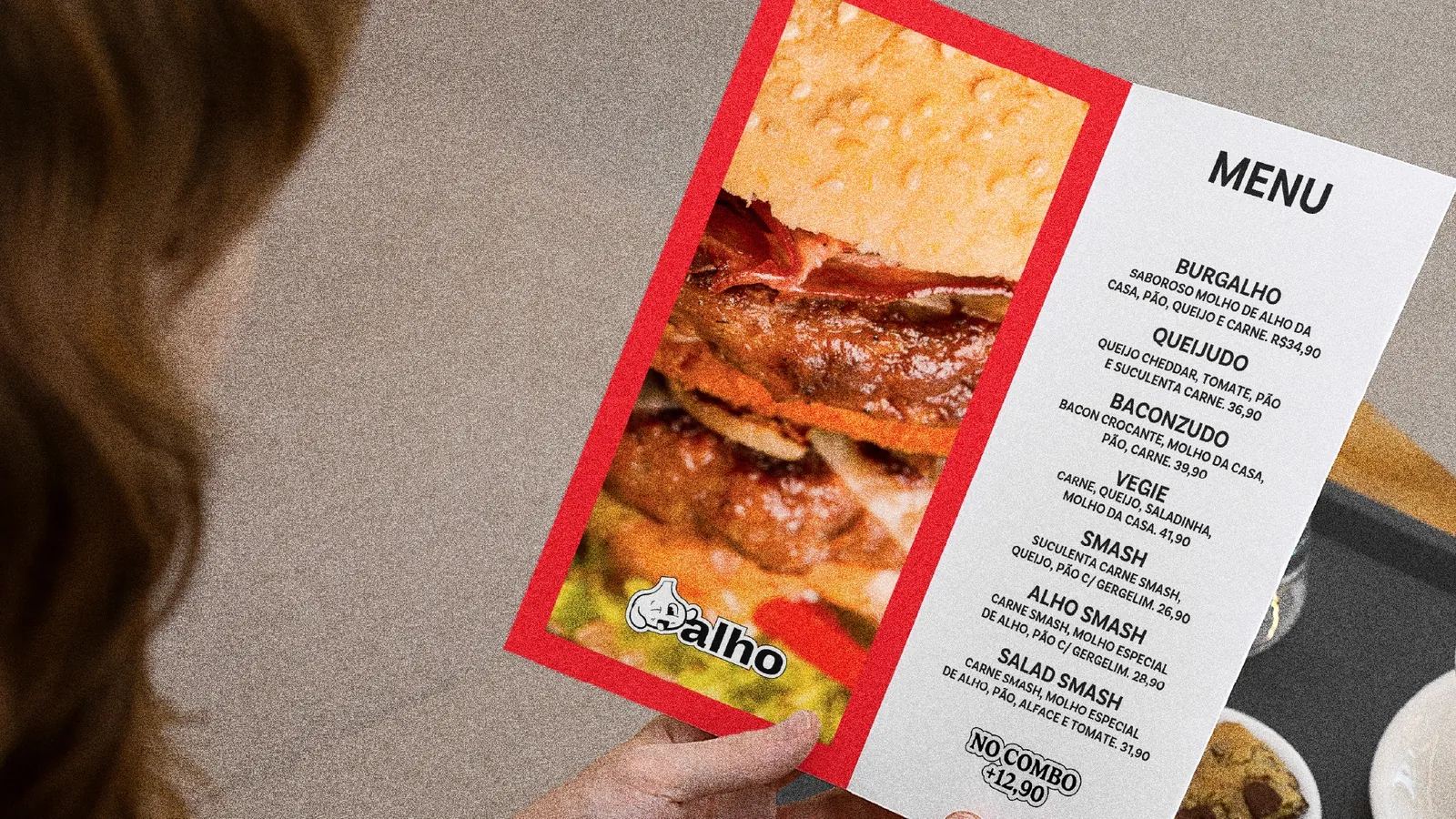 Cardápio impresso da Alho Burger com foto de hambúrguer e a lista de lanches